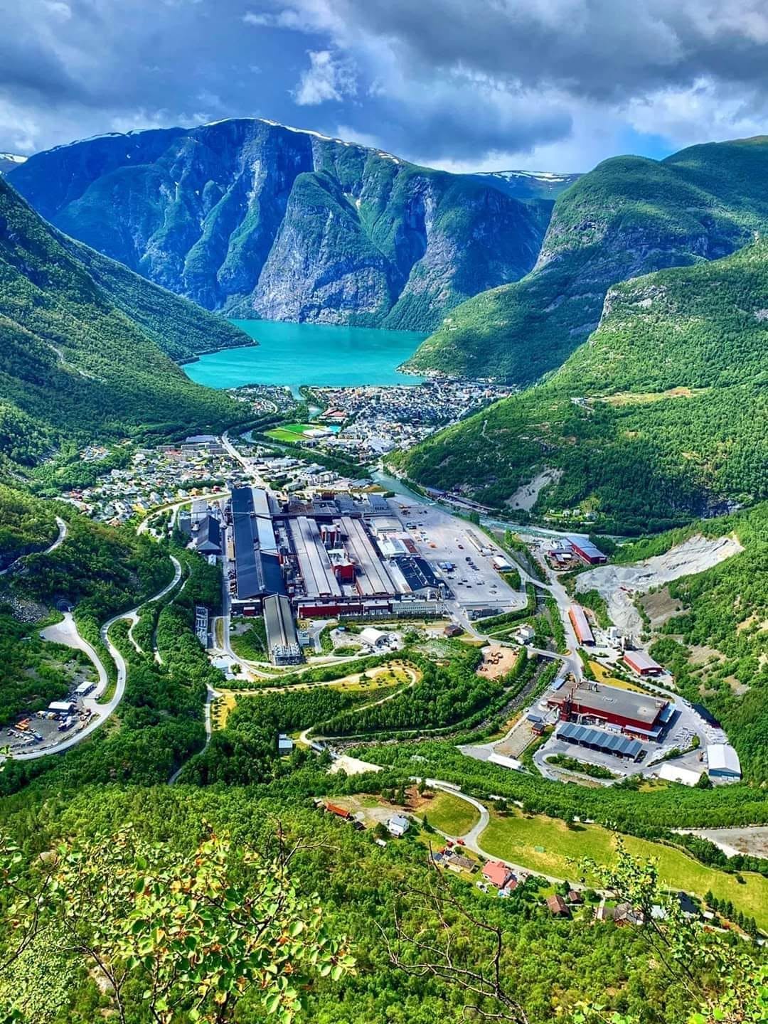 Øvre Årdal med fjord og fjell